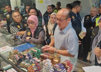 OP Selamat Papa diketuai Ngwe Hee Sem (dua dari kanan) membabitkan pemeriksaan 10 premis perniagaan sekitar Duyong, Melaka. - UTUSAN/AMRAN ALI