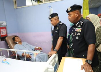 AYOB Khan Mydin Pitchay ketika melawat Koperal Mohd. Nadzri Sudiman, 35, yang cedera ditikam penagih dadah di Hospital Canselor Tuanku Muhriz, Kuala Lumpur, semalam.