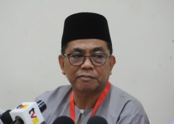 MOHAMED Khaled Nordin ditemui pemberita selepas Majlis Perasmian Mesyuarat Perwakilan UMNO Bahagian Pasir Gudang di Dewan Muafakat Taman Mawar, Johor Bahru, Johor hari ini.-UTUSAN/RAJA JAAFAR ALI.