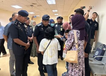 AYOB Khan Mydin Pitchay beramah mesra dengan anak-anak kepada Korperal Mohd. Nadzri  di Hospital Canselor Tuanku Muhriz, Cheras, Kuala Lumpur hari ini.