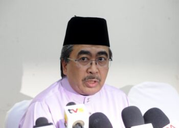 JOHARI Abdul Ghani ditemui pemberita pada Mesyuarat Perwakilan UMNO Bahagian Pasir Gudang di Dewan Muafakat Taman Mawar, Pasir Gudang, Johor-UTUSAN/RAJA JAAFAR ALI.