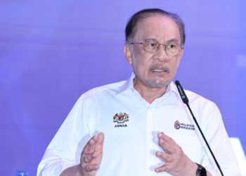 ANWAR Ibrahim  ketika berucap merasmikan Mega Karnival 3 Dimensi (MK3D) 2025 di Kuala Lumpur hari ini-UTUSAN/AMIR KHALID.