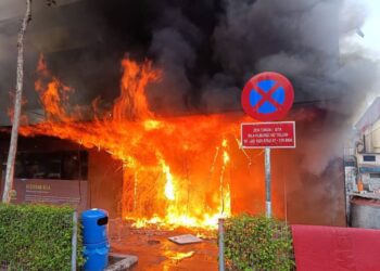 TIGA buah kedai di Jalan Ungku Puan, Johor Bahru, Johor musnah dalam kebakaran yang berlaku awal pagi, hari ini.