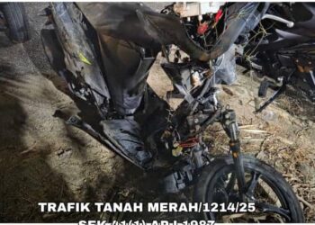 KEADAAN motosikal yang dinaiki mangsa selepas terlibat kemalangan di 
Tanah Merah-Pasir Mas berhampiran Kampung Bukit Merah, Tanah Merah, kelantan.-IHSAN POLIS.