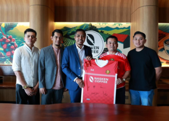 WAN Fajarulekram Wan Mokhtar (tiga kiri) menerima jersi daripada Nik Hafiz Naim semasa pengambilalihan KRW FC di Kota Bharu, Kelantan. - UTUSAN/KAMARUL BISMI KAMARUZAMAN.