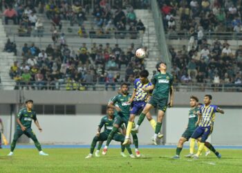 AKSI para pemain dalam perlawanan pembuka tirai Liga A1 Semi Pro antara Perlis GSA FC dengan Kedah FA di Stadium Tuanku Syed Putra, Kangar, Perlis.-UTUSAN/IZLIZAN OTHMAN