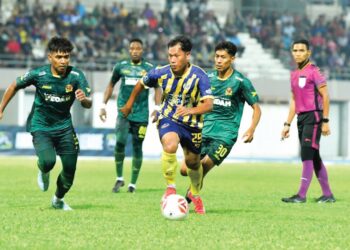 PEMAIN Perlis Guar Syed Alwi (GSA FC), Azrizan Ahmad membawa bola melepasi pemain Kedah FA dalam perlawanan pembukaan Liga A1 Semi Pro di Stadium Tuanku Syed Putra, Kangar, Perlis, kelmarin yang menyaksikan perlawanan berakhir dengan kedua-dua pasukan terikat 0-0.-UTUSAN/IZLIZAN OTHMAN