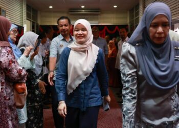 FADHLINA Sidek (tengah) semasa menghadiri  Majlis Penyerahan Bantuan Awal Persekolahan Kepada Murid Tingkatan Enam Semester 1 2025 di Sektor Sumber Teknologi Pendidikan, Pengkalan Chepa, Kelantan hari ini-UTUSAN/KAMARUL BISMI KAMARUZAMAN.
