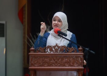 FADLINA Sidek semasa berucap pada Majlis Penyerahan Bantuan Awal Persekolahan Kepada Murid Tingkatan Enam Semester 1 2025 di Sektor Sumber Teknologi Pendidikan, Pengkalan Chepa, Kelantan hari ini.-UTUSAN/KAMARUL BISMI KAMARUZAMAN.