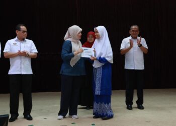 FADHLINA Sidek (dua kiri) menyerahkan sumbangan kepada salah salah seorang penerima pada Majlis Penyerahan Bantuan Awal Persekolahan Kepada Murid Tingkatan Enam Semester 1 2025 di Sektor Sumber Teknologi Pendidikan, Pengkalan Chepa, Kelantan hari ini-UTUSAN/KAMARUL BISMI KAMARUZAMAN.