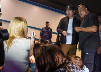 BASRI Othman (berdiri, dua dari kanan) ketika turut-serta dalam operasi khas oleh Jabatan Imigresen Malaysia (JIM) di sebuah pusat karaoke di Bukit Mertajam, Pulau Pinang, awal pagi tadi.-UTUSAN/DANIAL SAAD