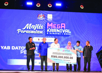 Anwar Ibrahim menyerahkan replika cek bernilai RM6 juta kepada wakil usahawan luar bandar pada Karnival Mega 3 Dimensi 2025 (MK3D 2025) pada Majlis Perasmian MK3D 2025 yang diadakan di Pusat Dagangan dan Pameran Antarabangsa Malaysia (MITEC), Sabtu lalu.