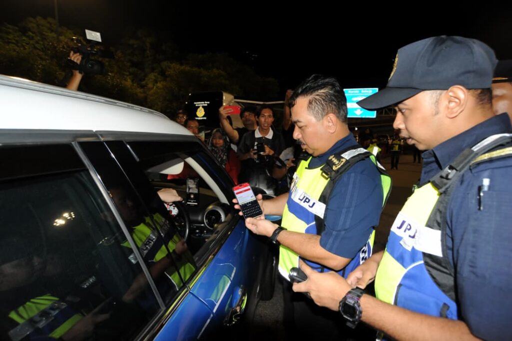 Hampir 1,500 pemandu Singapura disaman gagal pasang VEP
