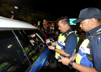 MUHAMMAD KIFLI Ma Hassan (kiri) menyertai Operasi Penguatkuasaan Permit Kemasukan Kenderaan (VEP) di susur keluar Bangunan Sultan Iskandar (BSI), Johor Bahru.
