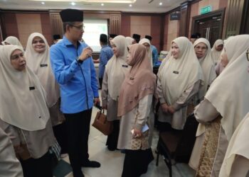 MOHD. FARED Mohd. Khalid berbual dengan guru-guru sempena Majlis Penyampaian Bantuan Bilik Guru bagi Sekolah-Sekolah Agama Daerah Pontian di Pejabat Agama Pontian.