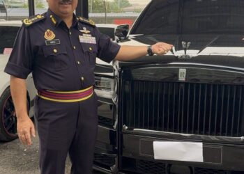 Muhammad Kifli Ma Hassan menunjukkan antara kereta mewah yang dikesan tidak membaharui cukai jalan dan insurans untuk tempoh lama dalam  Op Luxury, baru-baru ini.
