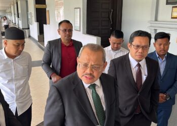 DZULKIFLY Ahmad yang mewakili tertuduh, Muhamad Haffiz Mohd Radzi
(kanan), Azwan Asli (tiga kanan) dan Mohd Fahmee Mohd Nor (dua kiri) ketika ditemui pemberita di luar Mahkamah Sesyen di sini selepas prosiding.