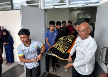 JENAZAH mangsa kemalangan motosikal, Muhammad Idlan Hakimi Kamarudin, 17, dibawa keluar dari Jabatan Perubatan Forensik, Hospital Pulau Pinang (HPP), hari ini.