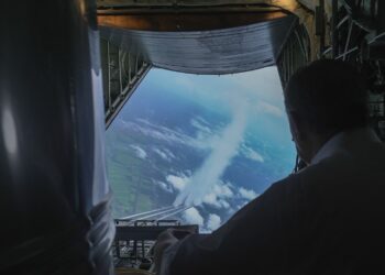 Operasi pembenihan awam di Bukit Merah, Perak yang dilakukan dengan menggunakan pesawat C-130 Hercules TUDM, pagi tadi.