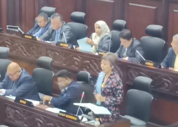 NICOLE Tan Lee Koon menjawab soalan pada Persidangan Dewan Undangan Negeri (DUN) Negeri Sembilan Yang Ke-15 di Seremban hari ini.-UTUSAN/NOR AINNA HAMZAH