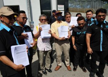 HISHAMUDDIN Hashim  (kanan) bersama mangsa pelaburan saham berhimpun di depan Ibu Pejabat SPRM, Putrajaya.