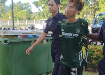 SUSPEK yang menceroboh rumah milik seorang pempengaruh di Batu Maung dibawa ke Kompleks Mahkamah Balik Pulau, Pulau Pinang hari ini.