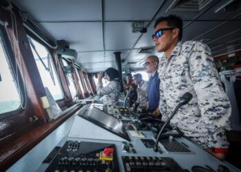 PEGAWAI Memerintah Kapal Maritim (KM) Langkawi, Komander Maritim Eizanizam Muhammad Eng ketika mengendalikan kapal tersebut semasa Hari Bersama Media (HBM) Agensi Penguatkuasaan Maritim Malaysia di Kuantan, semalam.