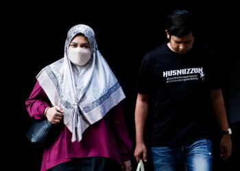 ISMANIRA Abdul Manaf ditemani suaminya, Zaim Ikhwan Zahari untuk hadir bagi menyambung prosiding bela diri bagi kes pengabaian anak autisme mereka Zayn Rayyan, di Mahkamah Sesyen, di sini hari ini. - UTUSAN/SHIDDIEQIIN ZON