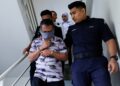 SEORANG pemandu bas didakwa di Mahkamah Majistret Petaling Jaya selepas terlibat dalam satu kemalangan ketika membawa 30 murid dan enam guru Pusat Asuhan Tunas Islam (Pasti), di sini hari ini. - UTUSAN/SHIDDIEQIIN ZON