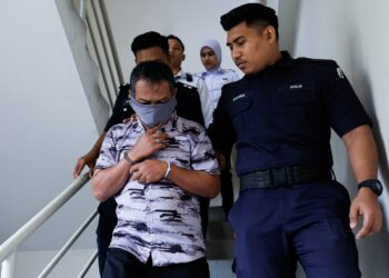 SEORANG pemandu bas didakwa di Mahkamah Majistret Petaling Jaya selepas terlibat dalam satu kemalangan ketika membawa 30 murid dan enam guru Pusat Asuhan Tunas Islam (Pasti), di sini hari ini. - UTUSAN/SHIDDIEQIIN ZON