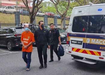 SEORANG broker tanah dibawa ke Mahkamah Majistret Seremban hari ini bagi direman untuk membantu siasatan selepas disyaki menggunakan geran mengandungi butiran matan palsu bagi mendapatkan wang hasil jualan tanah berjumlah kira-kira RM3.8 juta.-GAMBAR/IHSAN SPRM.