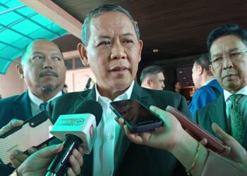 AMINUDDIN Harun ditemui pemberita pada Persidangan DUN Negeri Sembilan Yang Ke-15 di Seremban hari ini.-UTUSAN/NOR AINNA HAMZAH