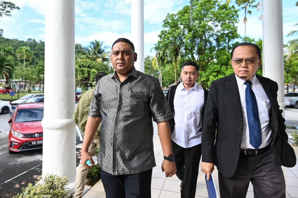 Bekas pembantu peribadi didakwa pindah milik kenderaan milik syarikat secara tidak sah