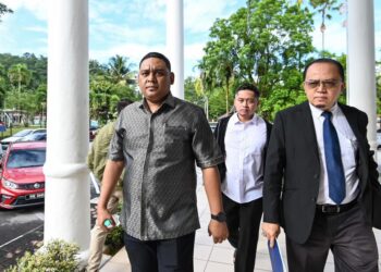MOHAMMAD Zalawis Ariffin (kiri) ketika hadir di Mahkamah Majistret Selayang, Selangor hari ini. UTUSAN/SYAKIR RADIN