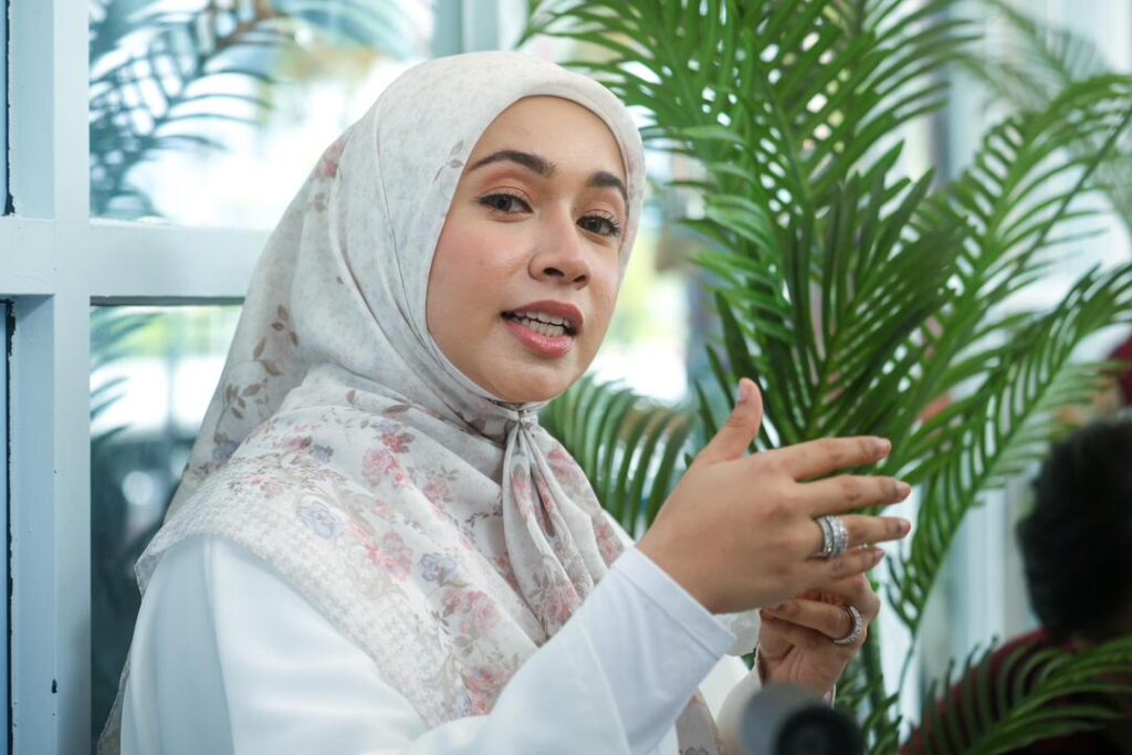 Saya tak tekan kata laluan, cuma ‘slide’ skrin telefon bimbit Fattah sahaja – Amira Othman