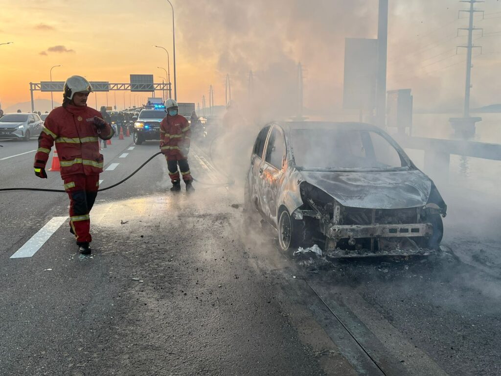 Kereta terbakar atas jambatan punca jalan sesak