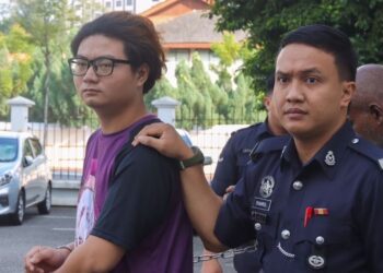 CHONG Khay Tee diiringi anggota polis ketika dihadapkan ke Mahkamah Sesyen George Town atas pertuduhan melakukan amang seksual terhadap seorang kanak-kanak perempuan warga Korea Selatan pada 31 Julai lalu. - UTUSAN/DANIAL SAAD