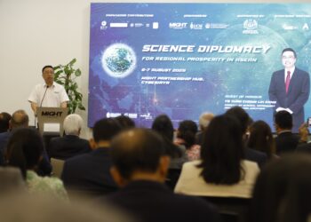 CHANG Lih Kang ketika  merasmikan Persidangan Antarabangsa mengenai Diploma Sains Demi Kesejahteraan Serantau ASEAN di  Cyberjaya.