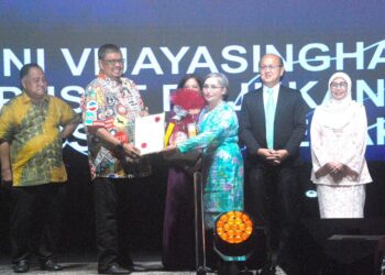 AB. Rauf Yusoh menyampaikan Anugerah Sumbangan Cemerlang Penyelidikan Klinikal kepada Dr. V. Shalini pada Majlis Sanjungan Budi dan Apresiasi Petugas Kesihatan Negeri Melaka Tahun 2025 di Ayer Keroh, Melaka. - UTUSAN/AMRAN MULUP
