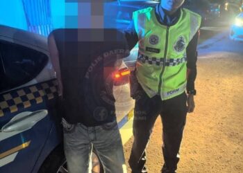 LELAKI warga asing (kiri) ditahan pihak berkuasa kerana disyaki mengamuk menggunakan pisau. - IHSAM/IPD TAWAU