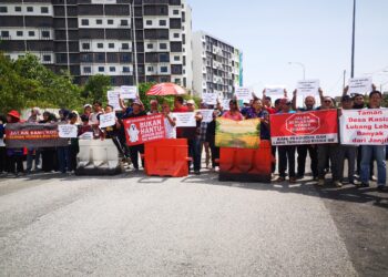 PENDUDUK Taman Desa Kasia, Nilai, Seremban mahu infrastruktur jalan di taman perumahan itu diturap dan dibaik pulih segera. - UTUSAN /NUR SHARIEZA ISMAIL
