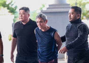 YAP Thye Sun (tengah) dibawa ke Mahkamah Sesyen Kuala Lumpur hari ini bagi didakwa atas pertuduhan menikam seorang anggota polis minggu lalu. - UTUSAN/M. FIRDAUS M. JOHARI