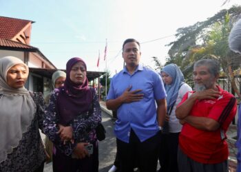 NORLIZA Mohd. Salleh (dua kiri) bersama Mohd. Roshidi Alias (tengah) ketika hadir mengikuti prosiding pendakwaan di Mahkamah Majistret Gurun. - UTUSAN/ SHAHIR NOORDIN