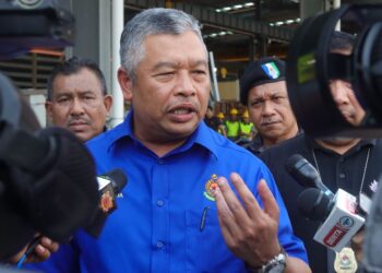 ZAKARIA Shaaban ketika ditemui pemberita semasa turut-serta dalam satu operasi bersepadu oleh Jabatan Imigresen Malaysia (JIM) di sebuah kilang di Simpang Ampat, Pulau Pinang hari ini.-UTUSAN/DANIAL SAAD