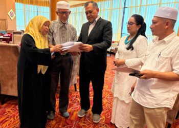 ZULQARNAIN Lukman (tengah) berbincang dengan Wan Abdul Rahman Wan Yaacob (dua dari kiri) dan isteri, Ruhani Hussin di Kota Bharu, Kelantan- UTUSAN / ROSLIZA MOHAMED