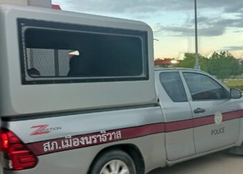 KENDERAAN yang membawa Eda Ezrin, suami dan empat rakan mereka keluar dari Penjara Wilayah Narathiwat, Thailand, semalam. – UTUSAN/RAZALI ZAKARIA