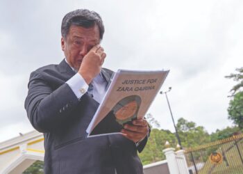 ZULKARNAIN Mahdar  sebak ketika ditemui pemberita selepas menyerahkan Memorandum Rayuan kepada Yang di-Pertuan Agong berhubung kes Zara Qairina di Istana Negara, Kuala Lumpur, semalam. 
– UTUSAN/SADDAM YUSOFF