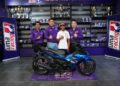Hakim Danish (dua kanan) dan Alfred Lim (dua kiri) bersama motosikal Yamaha Y15ZR yang menelan belanja lebih RM20,000 untuk diubah suai pada majlis penyerahan di Ibu Pejabat Kumpulan MKA, Kuala Lumpur, semalam. - Ihsan UMA Racing