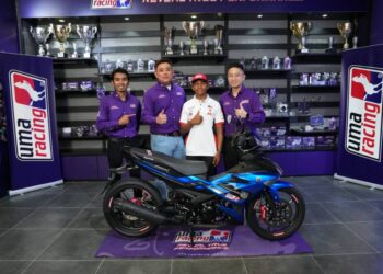 Hakim Danish (dua kanan) dan Alfred Lim (dua kiri) bersama motosikal Yamaha Y15ZR yang menelan belanja lebih RM20,000 untuk diubah suai pada majlis penyerahan di Ibu Pejabat Kumpulan MKA, Kuala Lumpur, semalam. - Ihsan UMA Racing