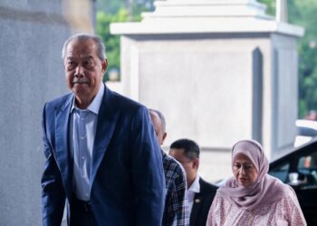 MUHYIDDIN Yassin hadir ke Kompleks Mahkamah Kuala Lumpur hari ini di atas empat pertuduhan menggunakan kedudukan untuk suapan RM232.5 juta dan tiga pertuduhan menerima wang haram RM200 juta, berkaitan Projek Jana Wibawa.-UTUSAN/M. FIRDAUS M. JOHARI